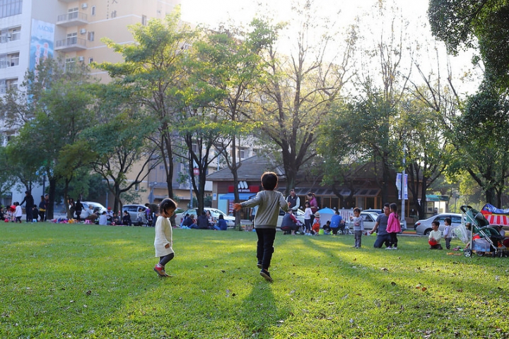 【親子景點】台中野餐地點推薦，好停車的中興大學（有草皮、人工湖、小動物）