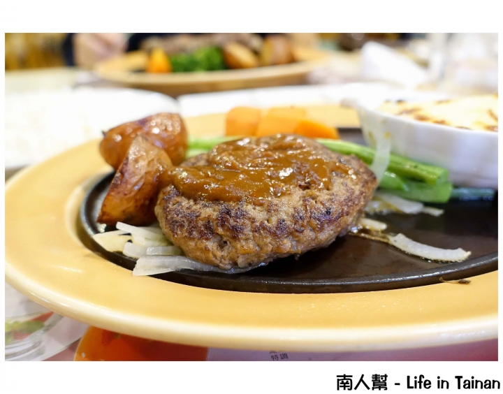 【高雄左營-美食】交通便利│餐點多樣化│日式家庭餐廳~樂雅樂Royal Host