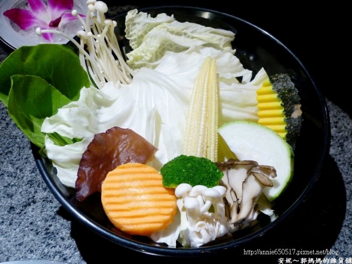 (((高雄食記)))鼓山區金荷mini精緻涮涮鍋之40盎司無敵戰斧牛排，當月生日壽星有優惠