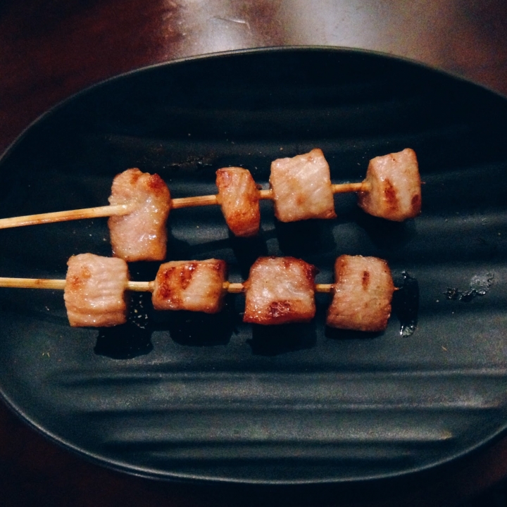 【老寶食記】伊通街老疆胡烤肉鋪，孜然味滿天飛的隱藏串燒居酒屋