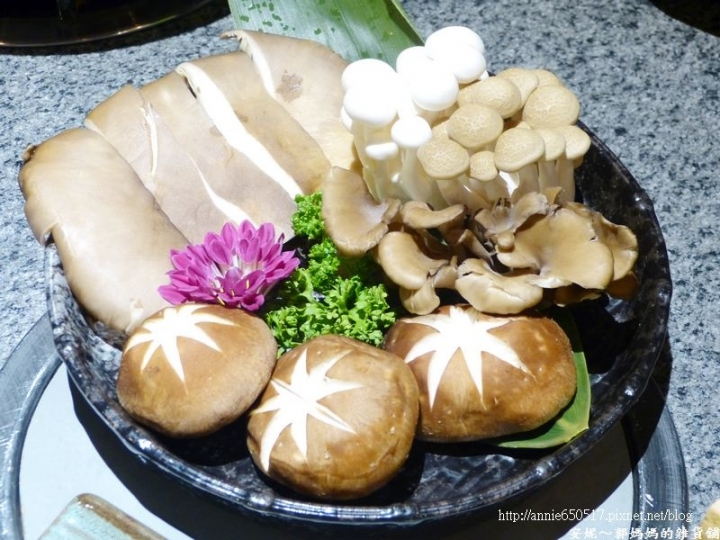 (((高雄食記)))鼓山區金荷mini精緻涮涮鍋之40盎司無敵戰斧牛排，當月生日壽星有優惠