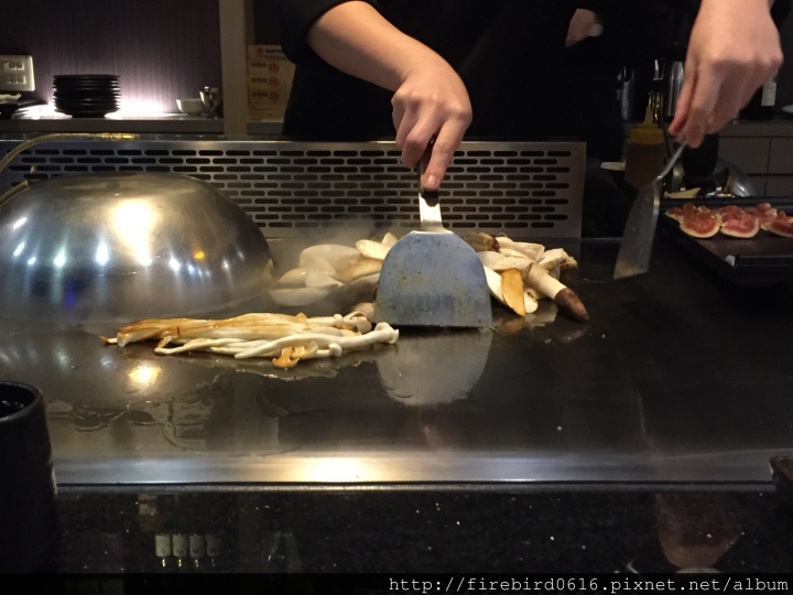 [桃園中壢中原大學無菜單料理]三鉄鐵板燒-豪氣波士頓龍蝦牛排-真材實料不花俏
