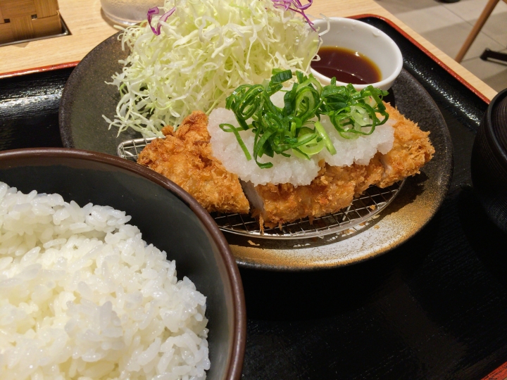 【美食。食記】東京 東新宿 雷！ 外皮過脆 小心刮嘴 松乃家 豬排飯 平價 雷