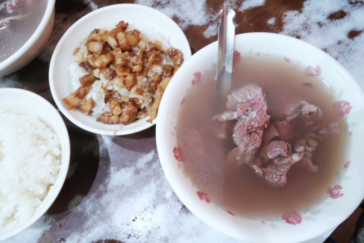 【台南中西區│牛肉湯】石精臼牛肉湯│不用早起排隊也能吃得到，牛肉片給的超大方│赤崁樓國華街一級美食戰區
