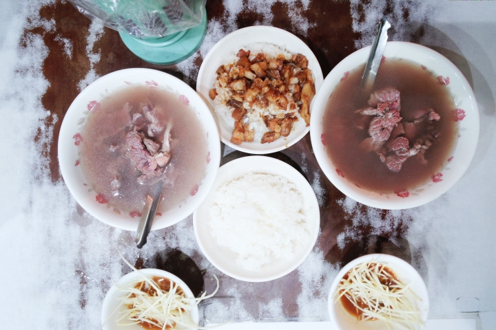 【台南中西區│牛肉湯】石精臼牛肉湯│不用早起排隊也能吃得到，牛肉片給的超大方│赤崁樓國華街一級美食戰區