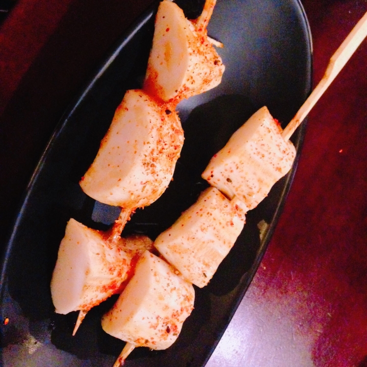 【老寶食記】伊通街老疆胡烤肉鋪，孜然味滿天飛的隱藏串燒居酒屋