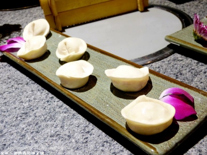 (((高雄食記)))鼓山區金荷mini精緻涮涮鍋之40盎司無敵戰斧牛排，當月生日壽星有優惠