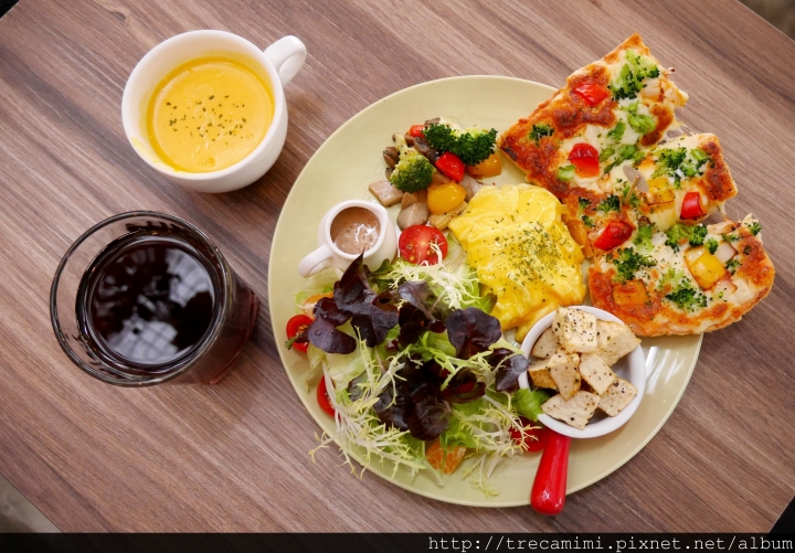 【食記】高雄44 Bit拍拍餐桌Cafe&Diner-早午餐好吃不踩雷，乾燥花讓你拍個夠！寵物友善推薦餐廳