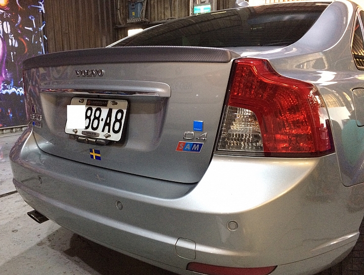 遮掩車身刮痕之局部碳纖維貼膜