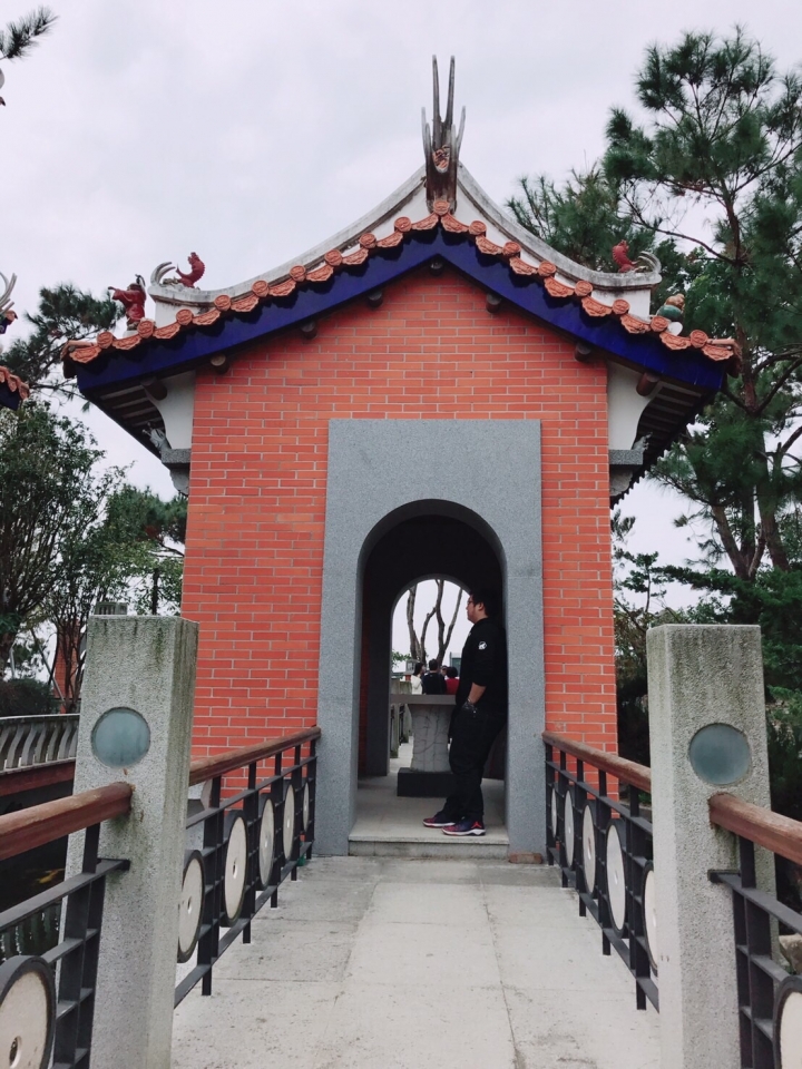 能否幫小弟把門後路人除掉