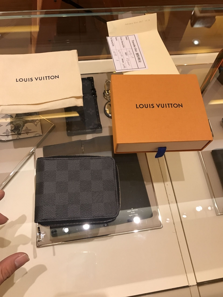 LV N51258 拉鍊短夾開箱^_^