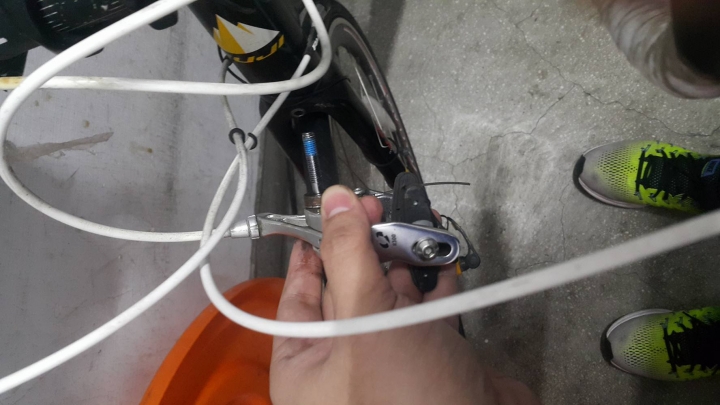 求救~~請問前煞車C夾整個分離該如何修理??