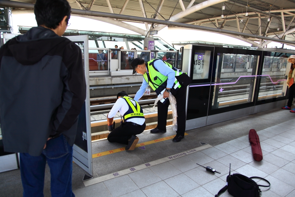 今天機場捷運嚐鮮發生的小插曲,感謝A18站熱心的站長幫忙拾取手機