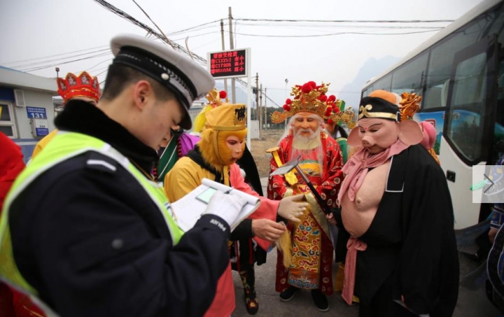 八戒：師傅，大師兄被警察抓走了！