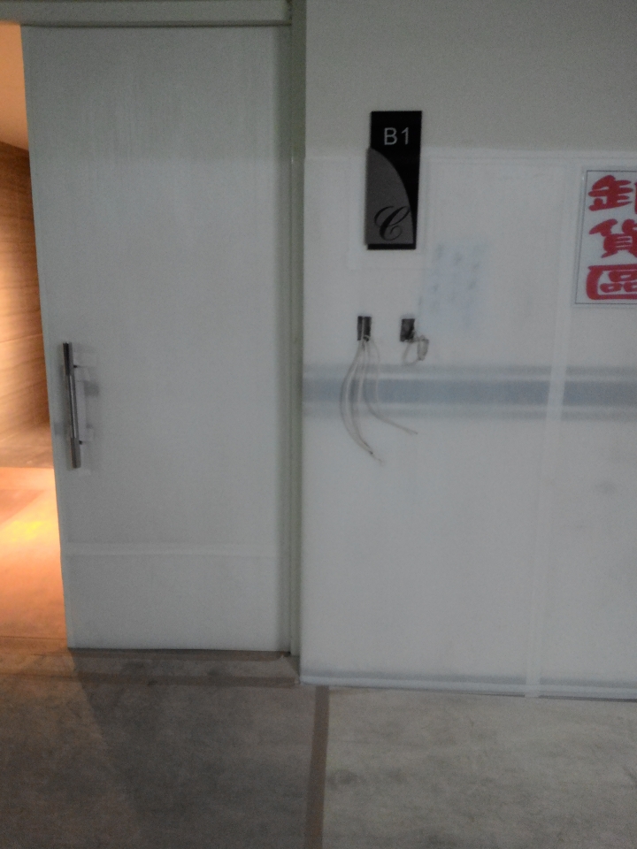 請問我們繳清尾款、完成貸款點交房屋後，整個社區大部分公設及一樓會客大廳才開始施工，這樣算正常嗎?(圖多)