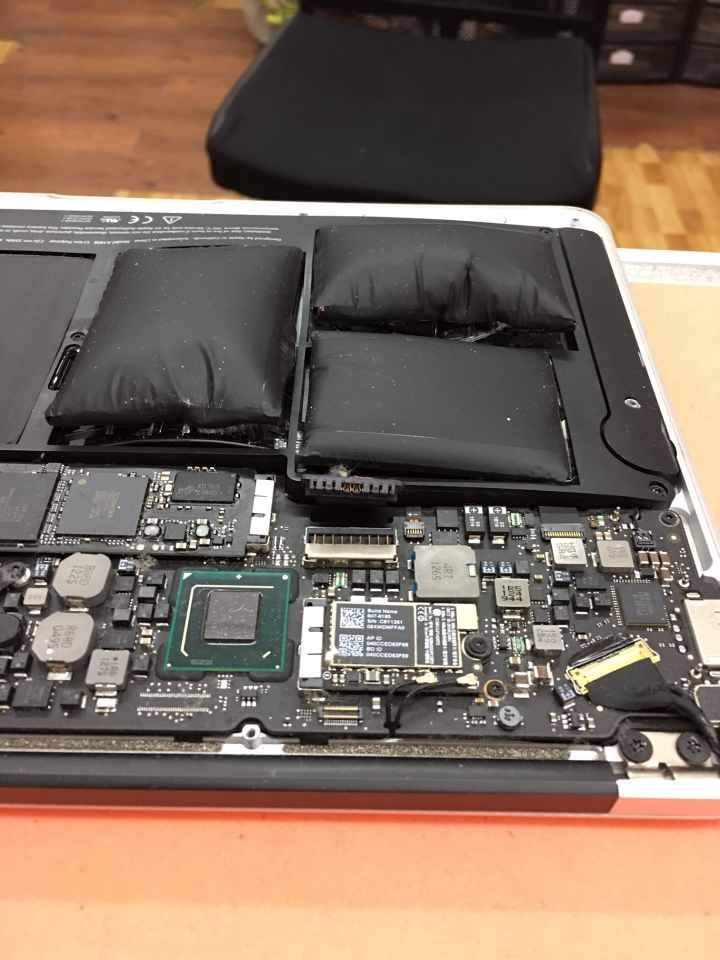 求救！MacBook Air 電池嚴重膨漲是正常現象？