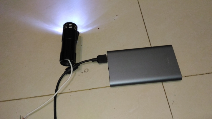 突發奇想~透逗的LED手電筒改裝接行動電源~