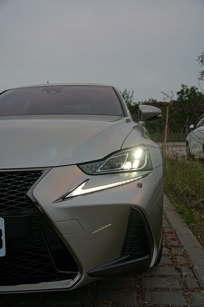 2017 IS200t F-Sport 小開箱＆換胎/鍍膜/隔熱紙/交車、回廠狀況分享（圖多）