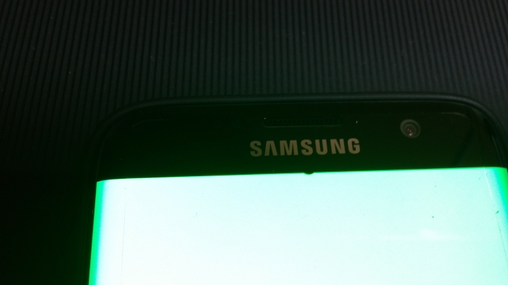 要買三星S7 edge 128GB 請三思 螢幕黑點災情