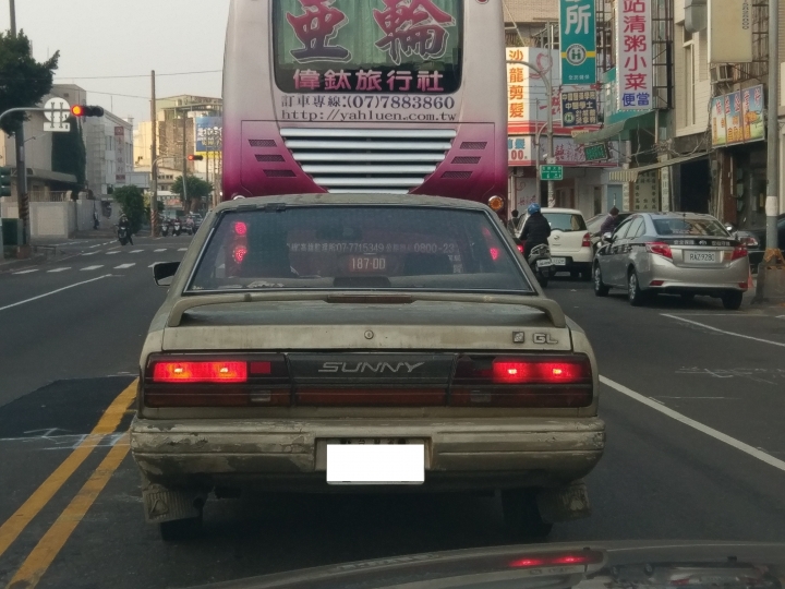 昨天在路上看到一輛sunny的車