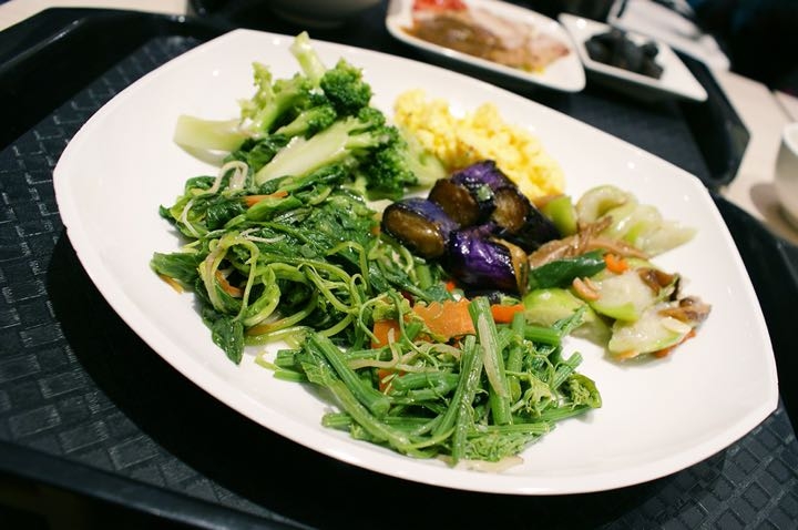 【台南自助餐－東區】好田和洋料理自助餐｜新店報到！IKEA X無印良品風，平價與質感也能相提並論。各式義大利麵|燉飯|Pizza|熱炒|烤物|咖啡果汁|兒童遊戲區