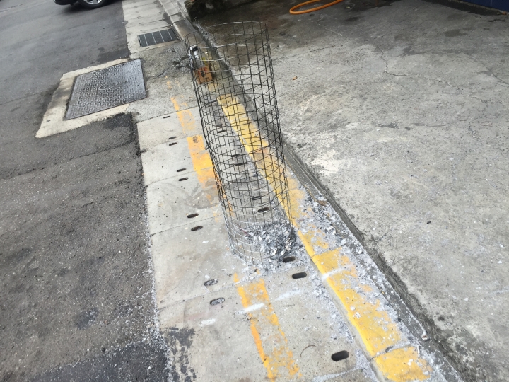燒紙錢的灰屑沾滿車身