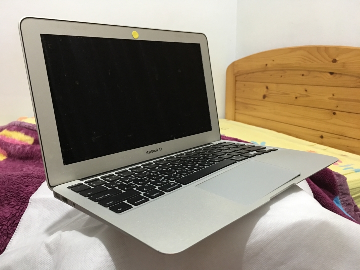 求救！MacBook Air 電池嚴重膨漲是正常現象？