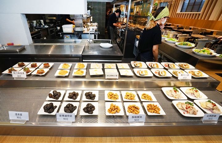 【台南自助餐－東區】好田和洋料理自助餐｜新店報到！IKEA X無印良品風，平價與質感也能相提並論。各式義大利麵|燉飯|Pizza|熱炒|烤物|咖啡果汁|兒童遊戲區