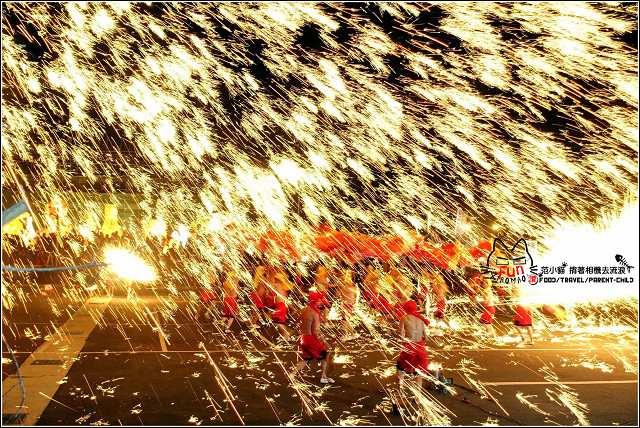 【新埔】不可錯過的視覺饗宴，中華第一龍重慶銅梁火龍，在新埔燈會磅礡登場，舞龍搭配1500度燒熔的鐵水，拍打飛濺在夜空，瞬間化身為華麗又震撼的火雨震撼度破表