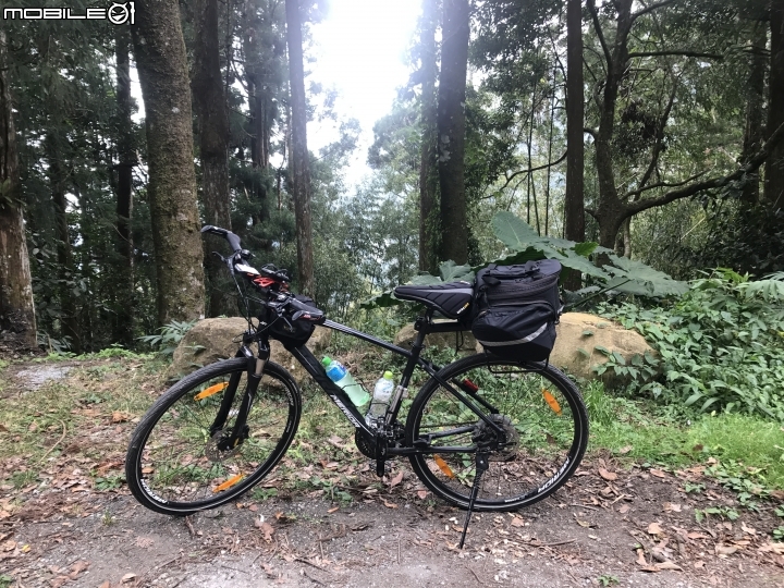 在阿里山公路 台18 73.3處遺失藍色(亮面)背包 若剛好有撿拾到的大德請跟我聯絡