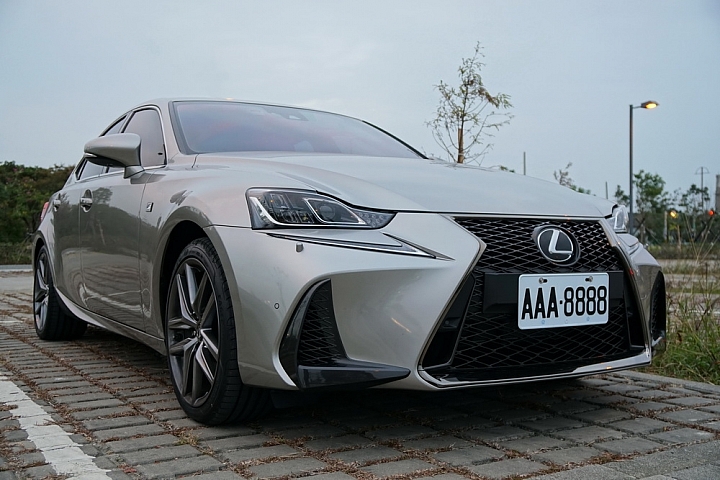2017 IS200t F-Sport 小開箱＆換胎/鍍膜/隔熱紙/交車、回廠狀況分享（圖多）