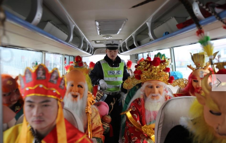 八戒：師傅，大師兄被警察抓走了！