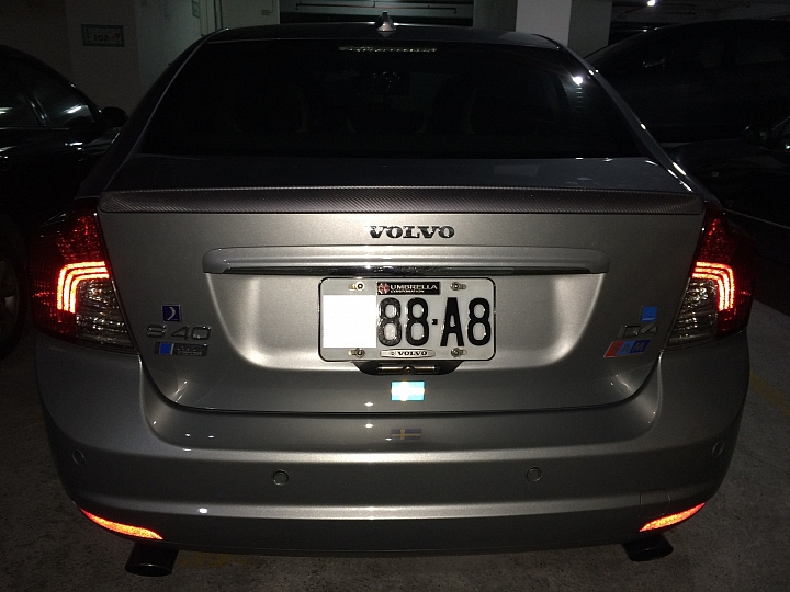 遮掩車身刮痕之局部碳纖維貼膜