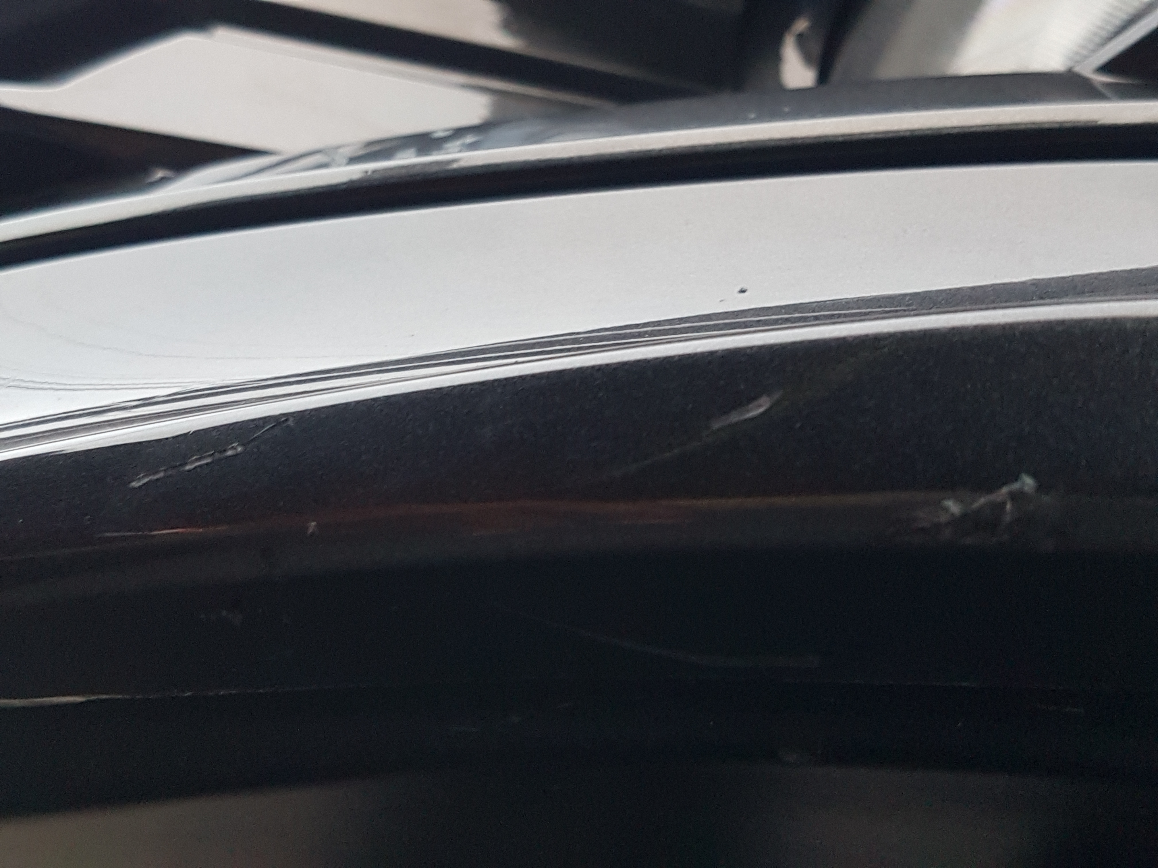 求大大分析車子是被什麼撞到?！