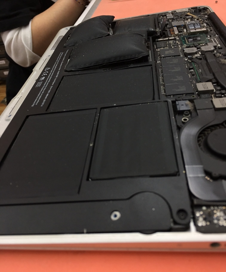 求救！MacBook Air 電池嚴重膨漲是正常現象？