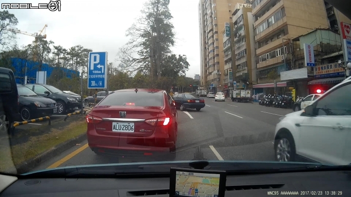 短短6分鐘至少35輛車違規_耕莘文教院前平面停車場前迴轉道