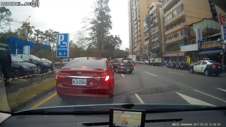 短短6分鐘至少35輛車違規_耕莘文教院前平面停車場前迴轉道