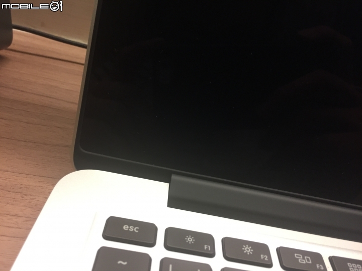 Macbook Pro Retina 螢幕鍍膜脫落 StudioA 維修紀錄
