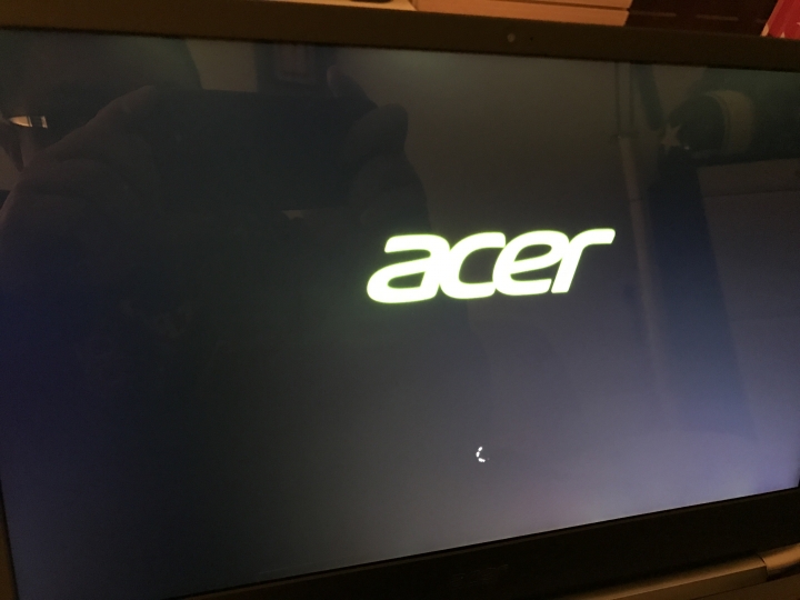 acer swift 5 新品螢幕漏光等待換新機（已換過一次但還是漏光）