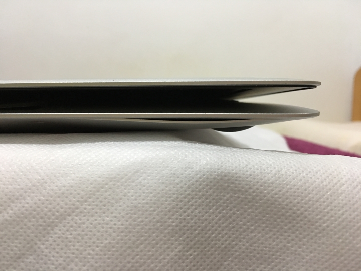 求救！MacBook Air 電池嚴重膨漲是正常現象？