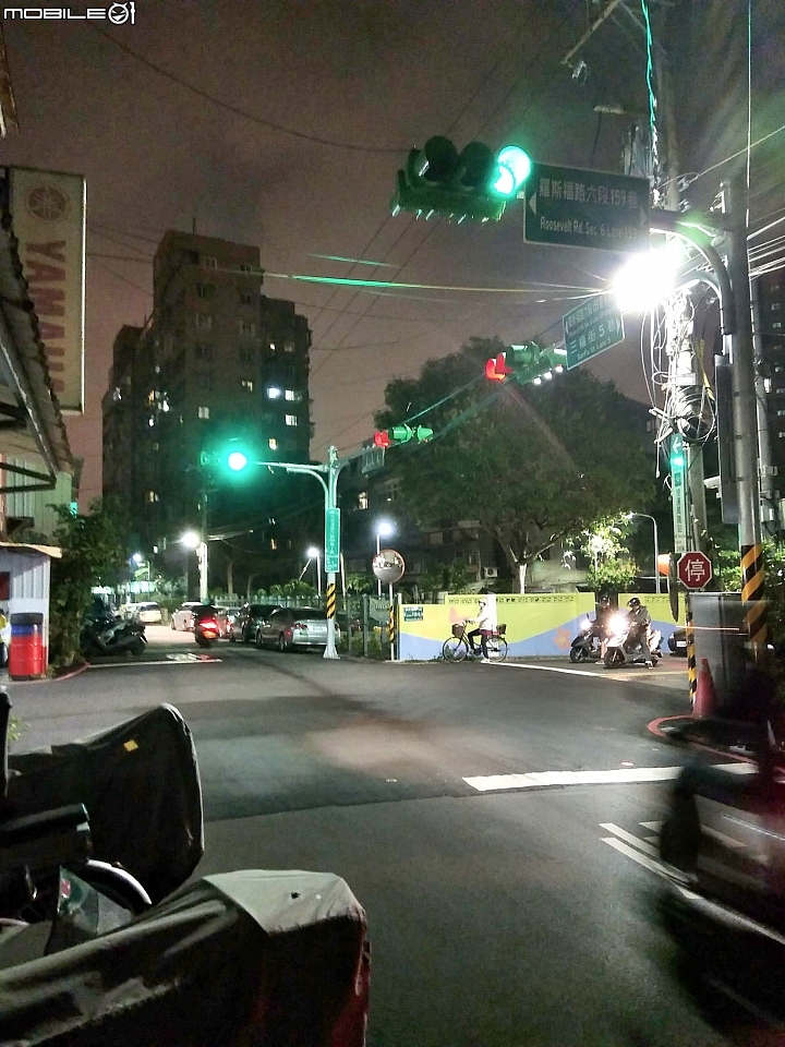 台北市文山區一個路口只有一間房的距離但有 兩個紅綠燈