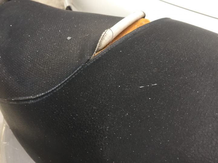 燒紙錢的灰屑沾滿車身
