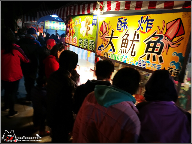 【新埔】不可錯過的視覺饗宴，中華第一龍重慶銅梁火龍，在新埔燈會磅礡登場，舞龍搭配1500度燒熔的鐵水，拍打飛濺在夜空，瞬間化身為華麗又震撼的火雨震撼度破表