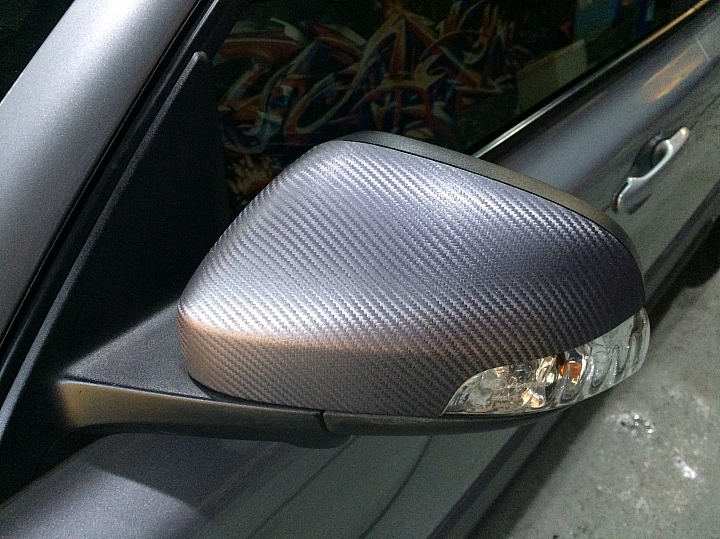 遮掩車身刮痕之局部碳纖維貼膜