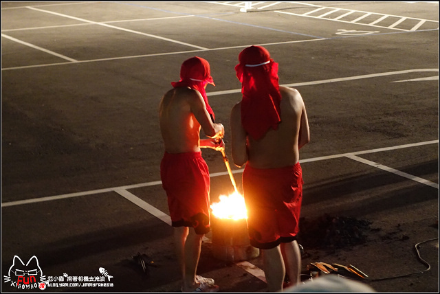 【新埔】不可錯過的視覺饗宴，中華第一龍重慶銅梁火龍，在新埔燈會磅礡登場，舞龍搭配1500度燒熔的鐵水，拍打飛濺在夜空，瞬間化身為華麗又震撼的火雨震撼度破表
