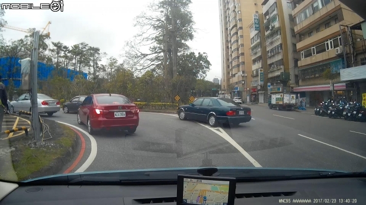 短短6分鐘至少35輛車違規_耕莘文教院前平面停車場前迴轉道