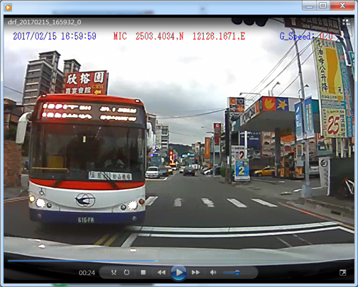 公車闖紅燈，可是拍不到公車方向的紅燈這樣能檢舉嗎?