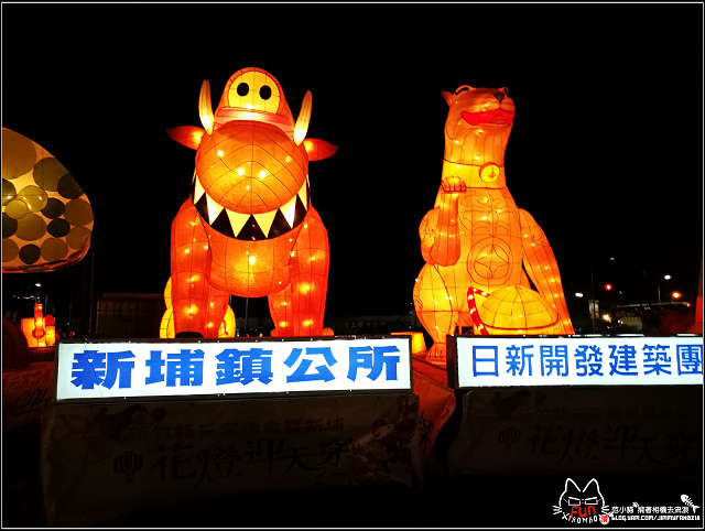 【新埔】不可錯過的視覺饗宴，中華第一龍重慶銅梁火龍，在新埔燈會磅礡登場，舞龍搭配1500度燒熔的鐵水，拍打飛濺在夜空，瞬間化身為華麗又震撼的火雨震撼度破表