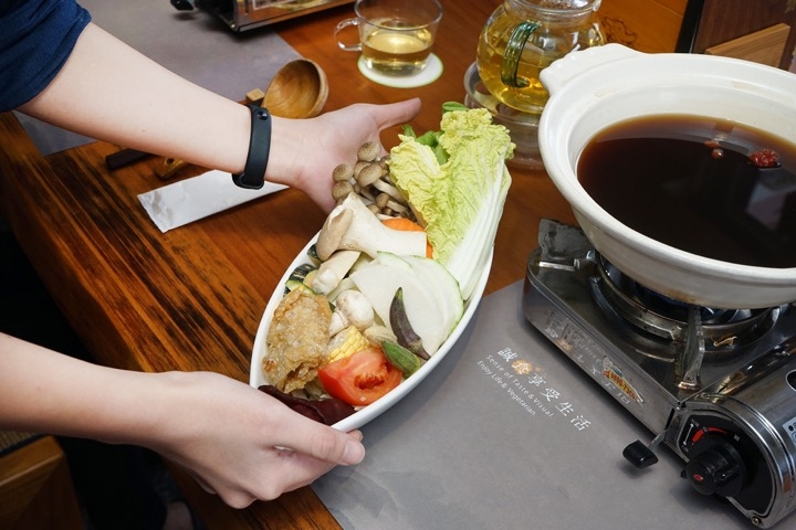【台南蔬食餐廳-安平】食蔬茶齋｜大自然的禮讚，把最健康養生的料理端上桌！歡迎手浴|創意蔬食料理|品茶|聚餐放鬆