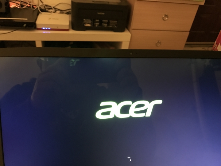 acer swift 5 新品螢幕漏光等待換新機（已換過一次但還是漏光）